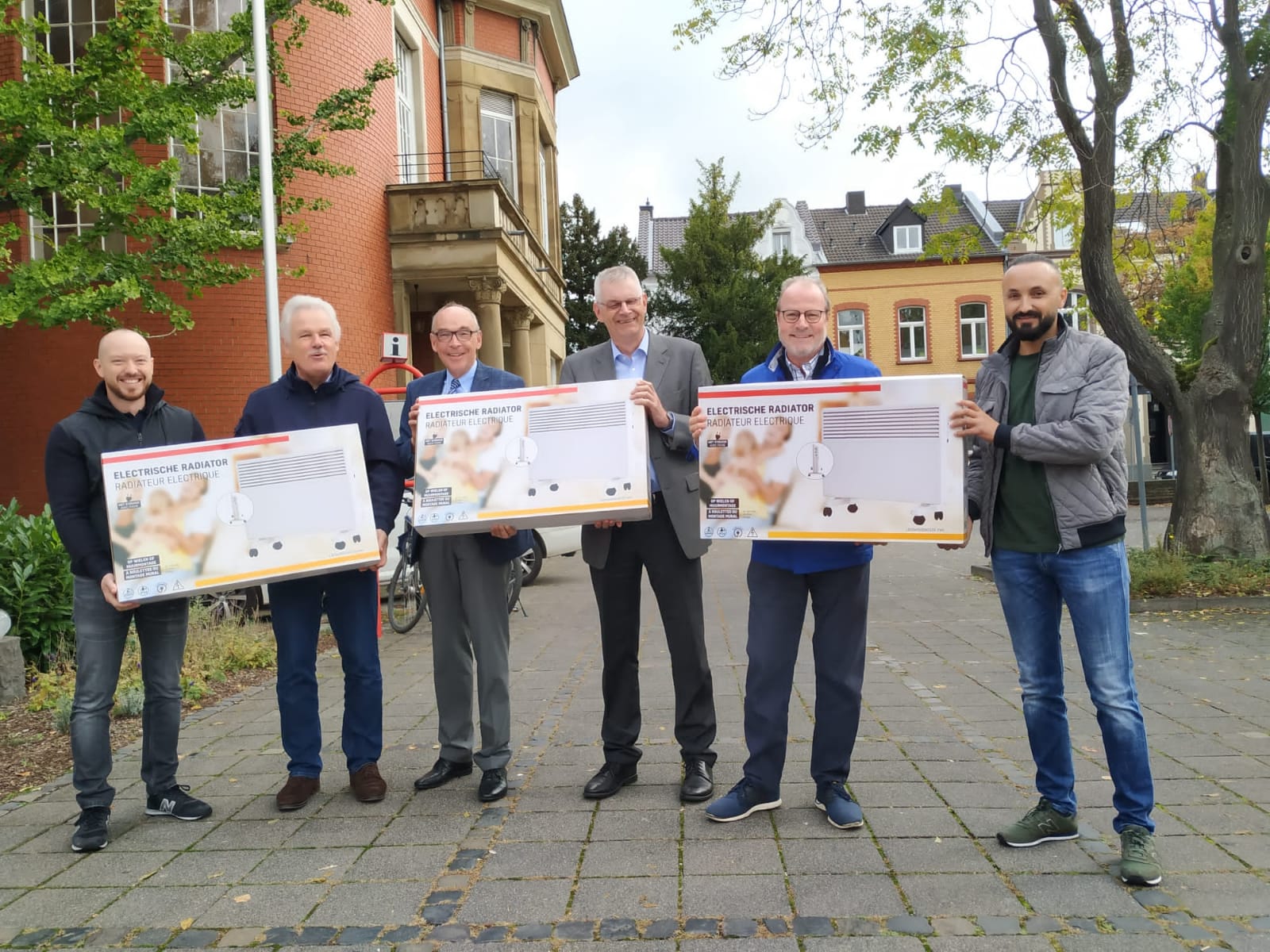 Übergabe einer Spende im Rahmen der Flutopferhilfe