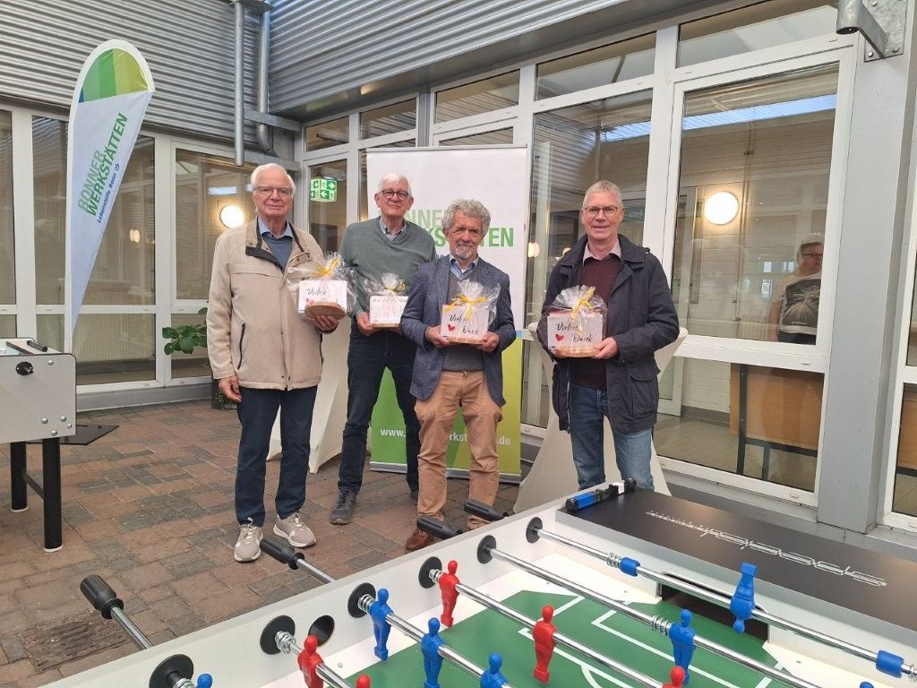 Joachim Krüger, Heinrich Spanier, Per Seeliger und Georg Persch bei der Übergabe der Kicker