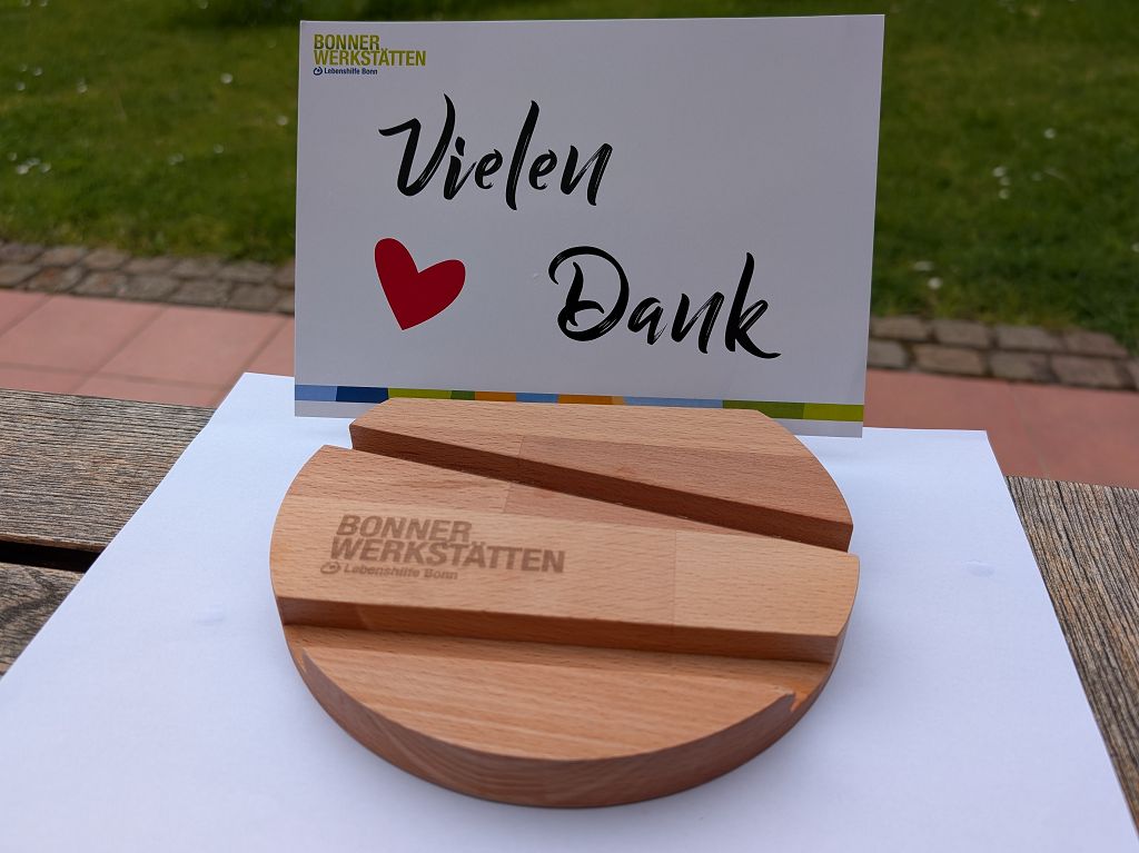 Bild eines Handy- und Tablethalters aus der Produktion der Bonner Werkstätten