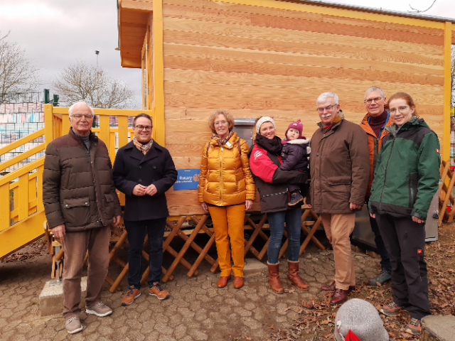 Lions und Rotarier bei der Spendenübergabe